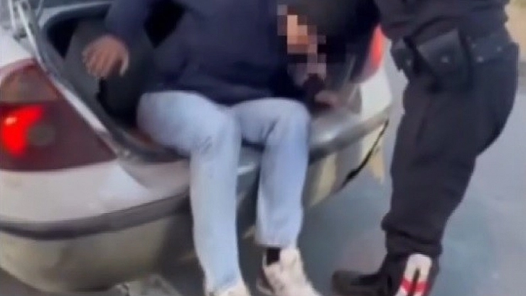 Otomobilin bagajında 2 kaçak göçmen yakalandı