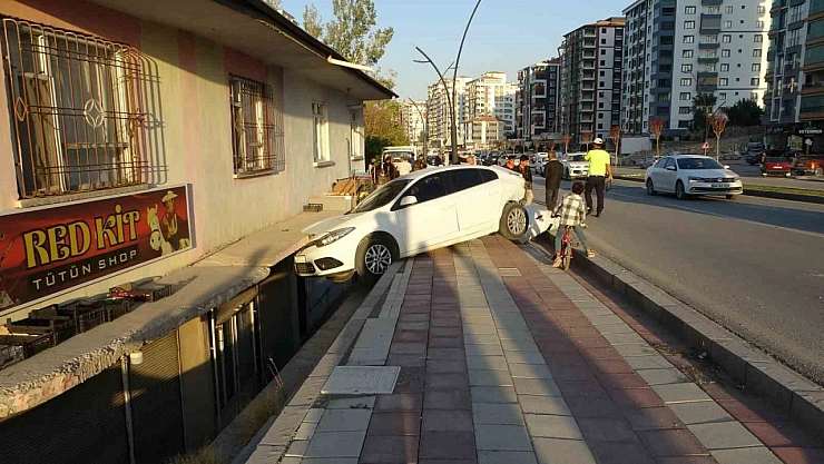 Malatya'da Şaşırtan Kaza: Park Halindeki Otomobil Savrulup Balkona Girdi