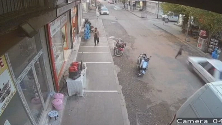 Otomobilin çarptığı çocuk, ayağa kalkarak kaçtı