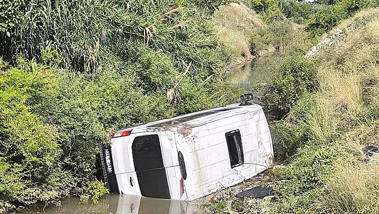 Otomobille çarpışan minibüs dereye uçtu, o anlar kamerada
