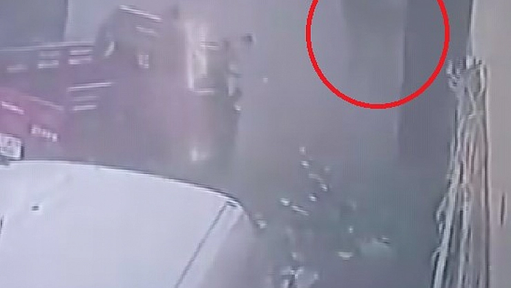 Otomobille çarpışan motosikletli metrelerce savruldu