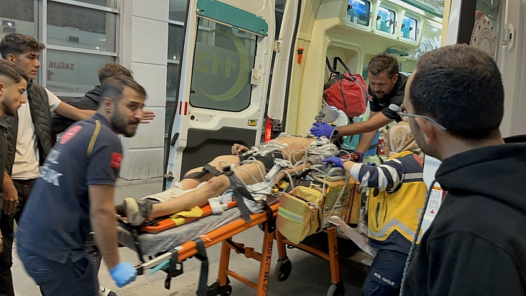 Otomobille çarpışan motosikletin sürücüsü ağır yaralandı