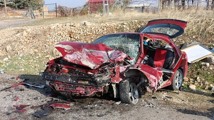 Otomobiller kafa kafaya çarpıştı
