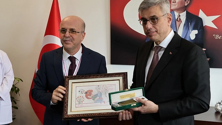 Özcan'dan Memişoğlu'na anlamlı hediye