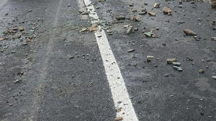 Palu-Beyhan yolu tehlike saçıyor