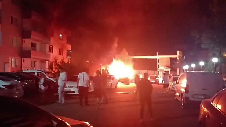 Park halindeki araç alev topuna döndü