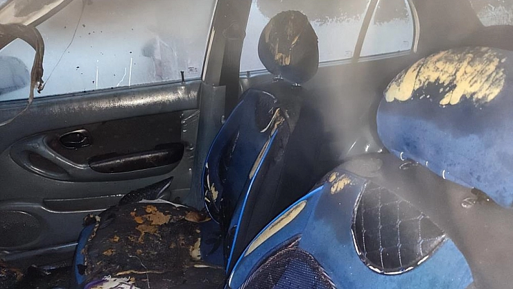 Park halindeki otomobil alev aldı