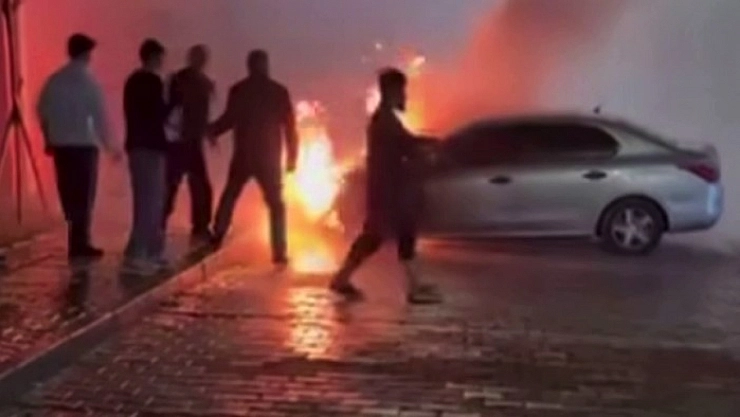 Park halindeki otomobil alev alev yandı
