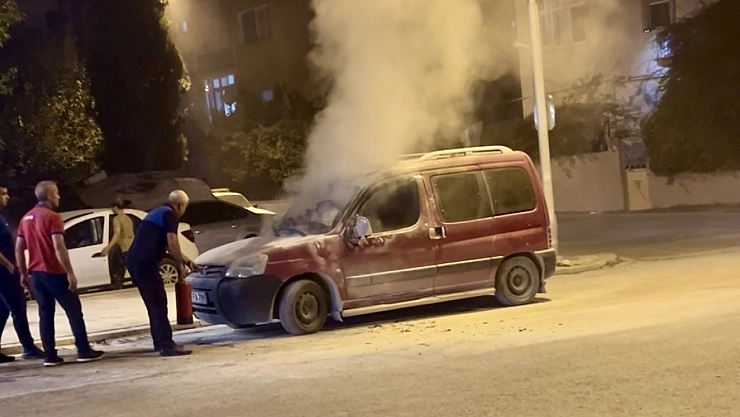 Park Halindeki Otomobil Alevlere Teslim Oldu