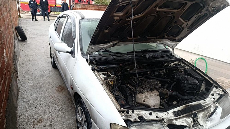 Park halindeki otomobil yandı