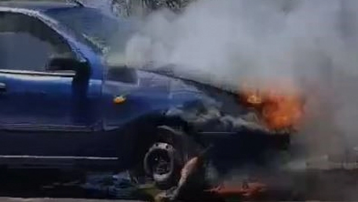 Park halindeki otomobil yandı