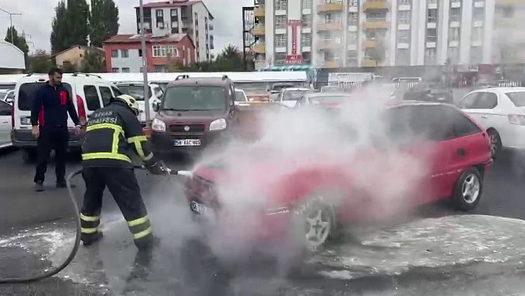 Park halindeki otomobilde çıkan yangın, paniğe neden oldu
