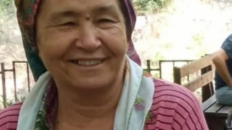 Eşini parke taşıyla öldürdü