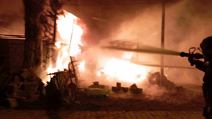 Patlama sesiyle uyandıklarında alevlerle karşılaştılar