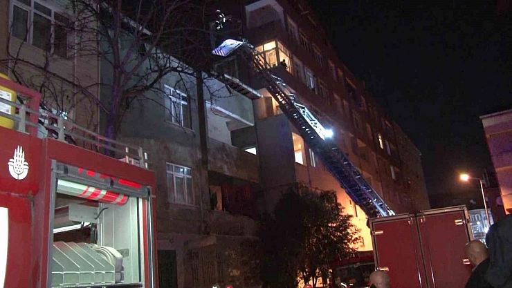 Binanın çatısı alev alev yandı