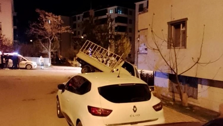 Pikap apartman bahçesine uçtu