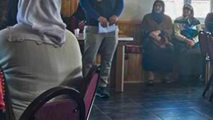 Polis  dolandırıcılara karşı bilgilendiriyor.