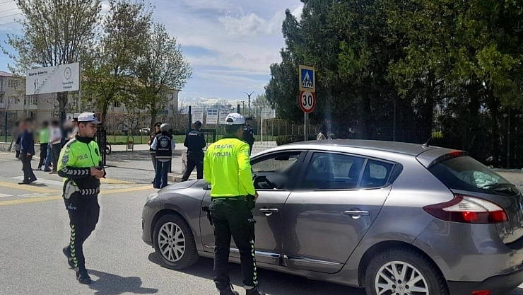 Polis ekiplerince okul çevreleri güvenli hale getiriliyor