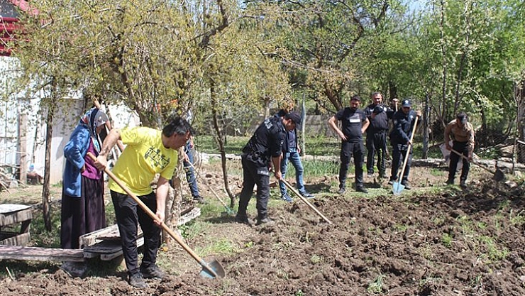 Polis gönüllere dokunuyor