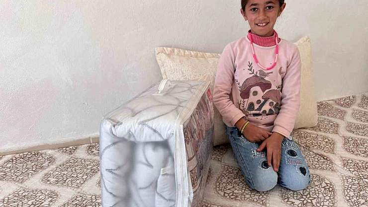 Yüzlerce çocuğa battaniye hediye edildi