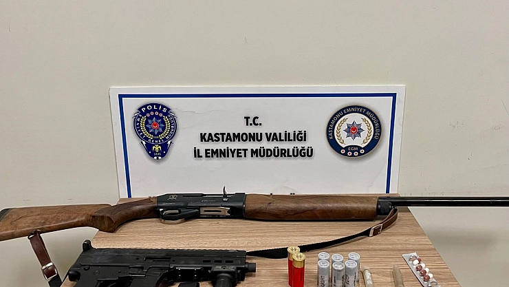 Polisin Durdurduğu Araçta Uzi Silah Bulundu: 2 Gözaltı