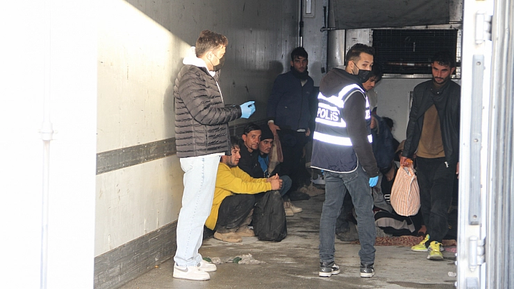 Polisin durdurduğu tırda şok görüntü!