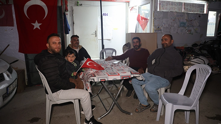 Polisler pasta ve bayraklarla karşılandı