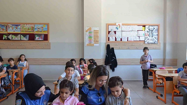 Polisten öğrencilere kitap desteği