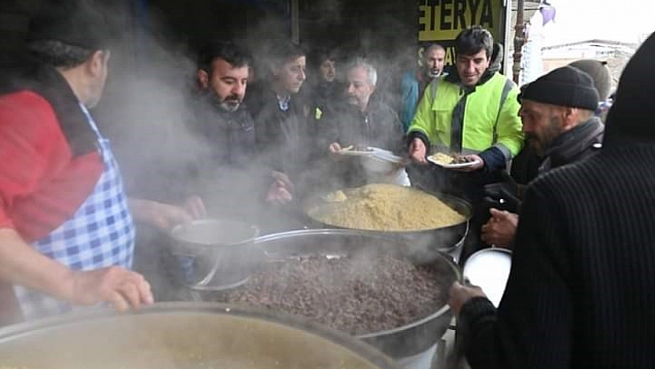 Depremzedelere günlük sıcak yemek