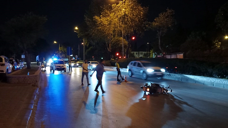 Refüje çarpan sürücü yaralandı