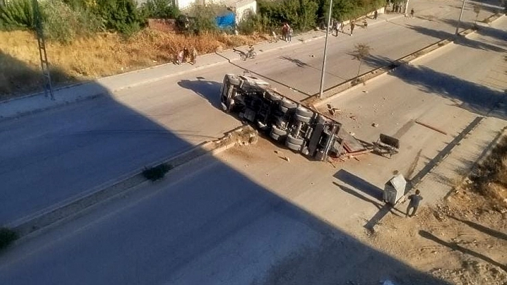 Refüje çarpan tır devrildi
