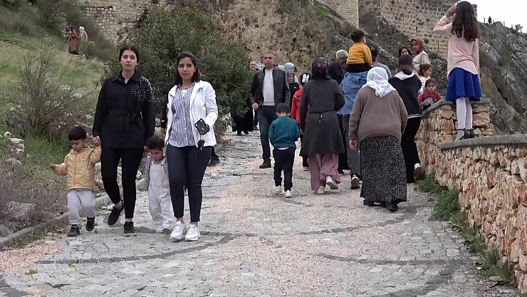 Eski Kahta Kalesi'ne ziyaretçi akını