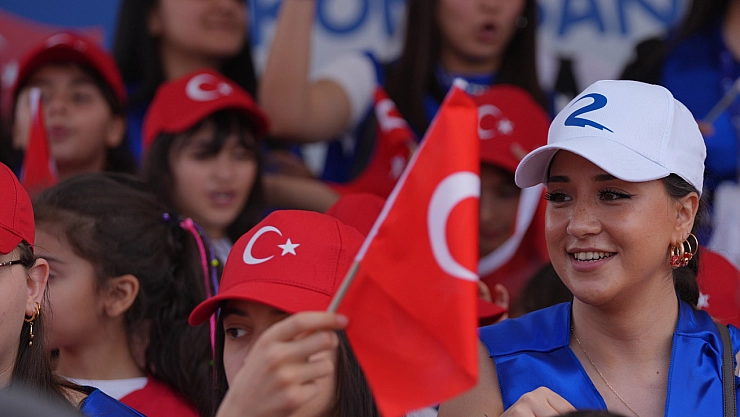 Rönesans Gönüllüleri deprem bölgesindeki çocuklar ile kutladı