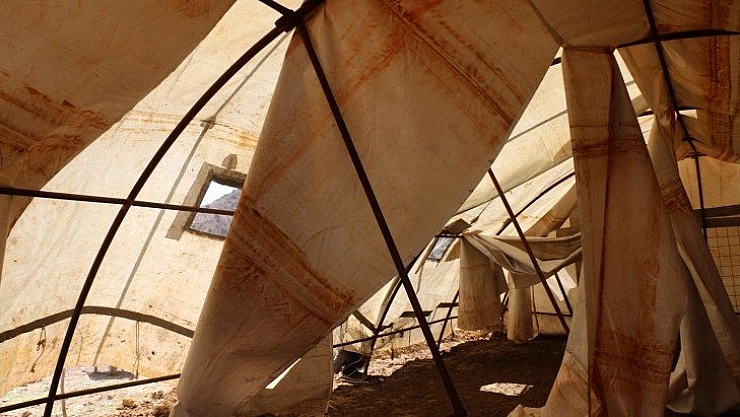 Rüzgâr çadırı yırttı