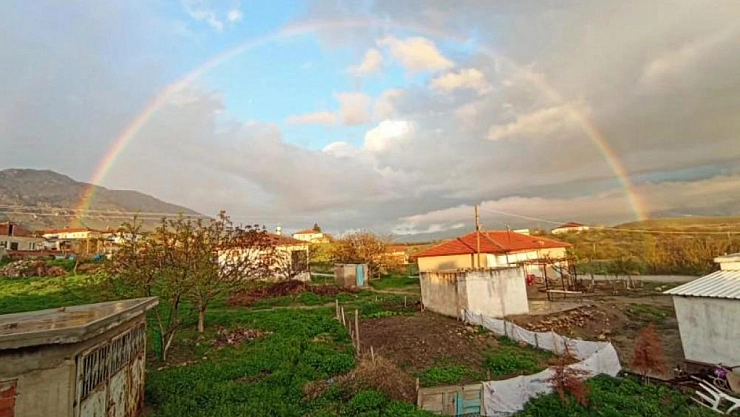 Sağanak sonrası gökkuşağı görenleri büyüledi