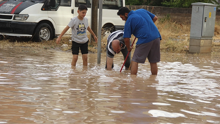 Sağanak yağış hayatı felç etti