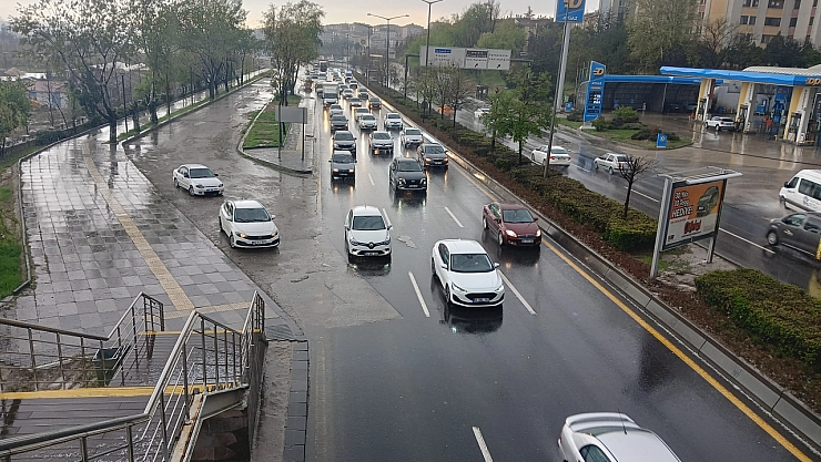 Sağanak yağış trafiği kilitledi