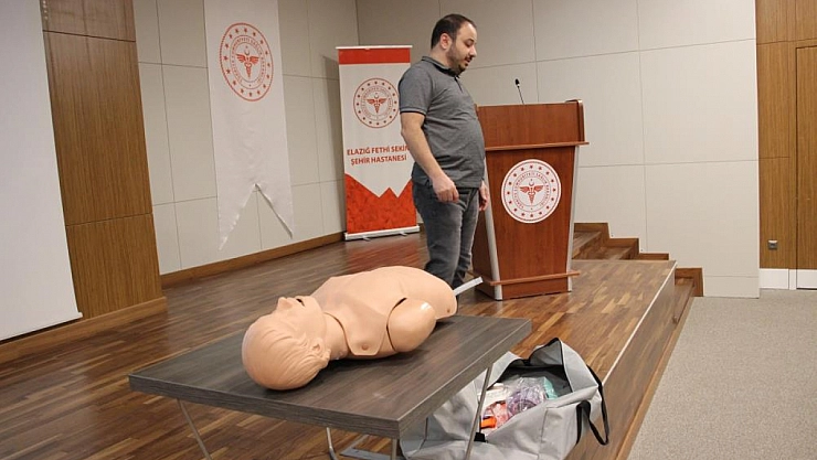 Sağlık çalışanlarına eğitimler devam ediyor