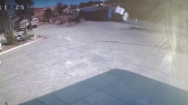 Saman balyalarının yüklü olduğu tır yan yattı