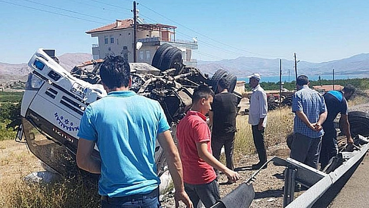 Saman yüklü kamyon devrildi 