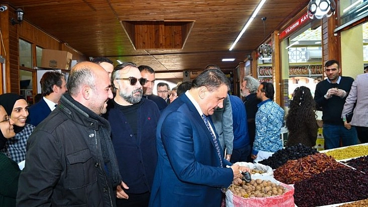 Sanatçılar kayısı pazarında