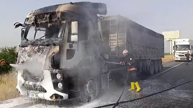 Alev alan tır kullanılamaz hale geldi