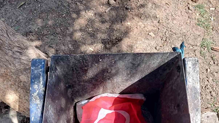 İşçinin bayrak hassasiyeti takdir topladı