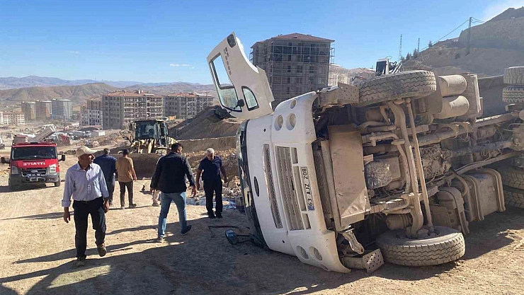 Şantiyede hafriyat kamyonu devrildi: 1 yaralı