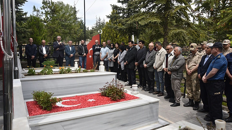 Sarıgül kabri başında anıldı