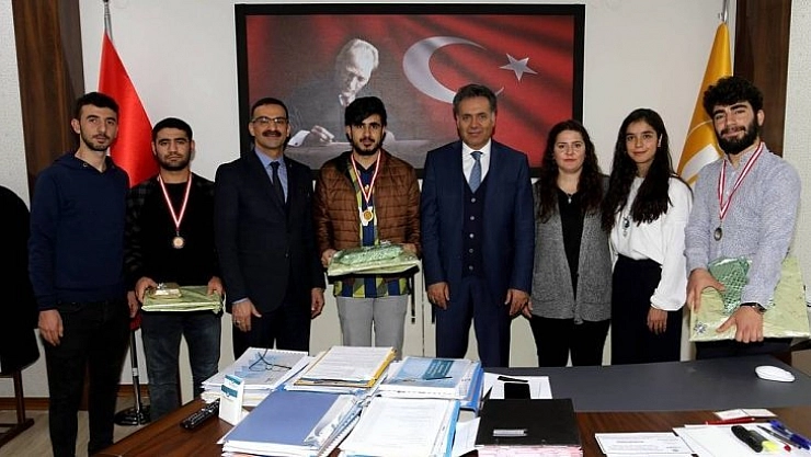 Dereceye girenler kupalarını aldı