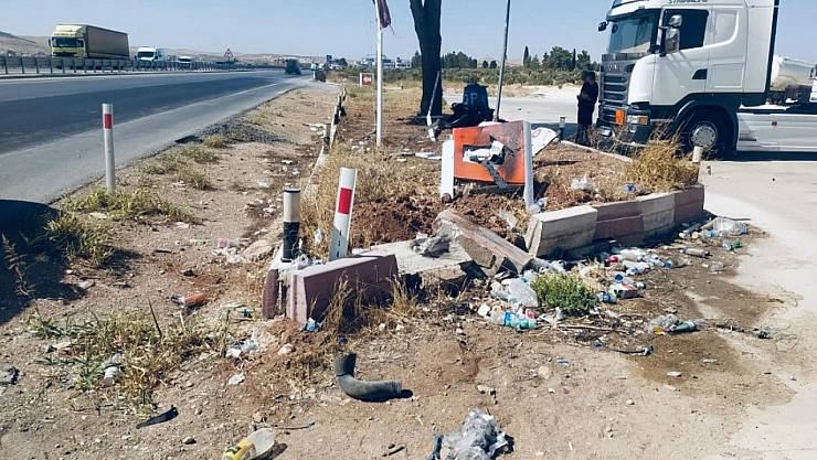 Savrularak yol kenarındaki kaldırıma çarpan motosikletin sürücüsü hayatını kaybetti