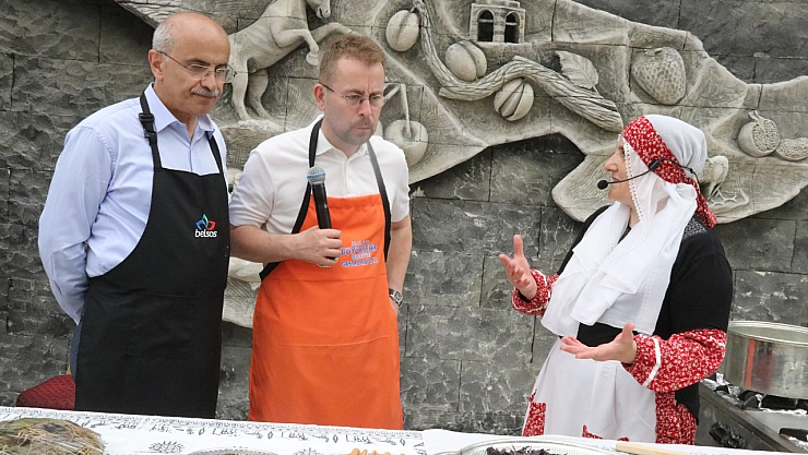 Şef Ömür Akkor, Malatya'da Mor Reyhan Şerbeti Yaptı!