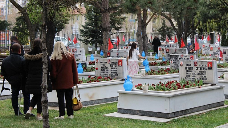 Şehit evlatlarıyla bayramlaştılar