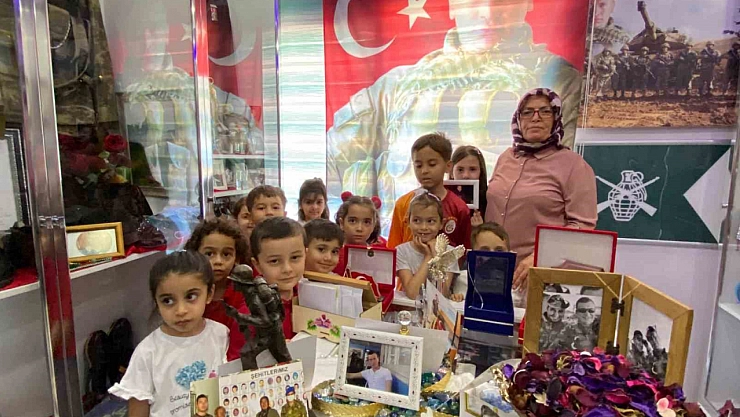 Şehit oğlunun odasını anı evine çevirdi